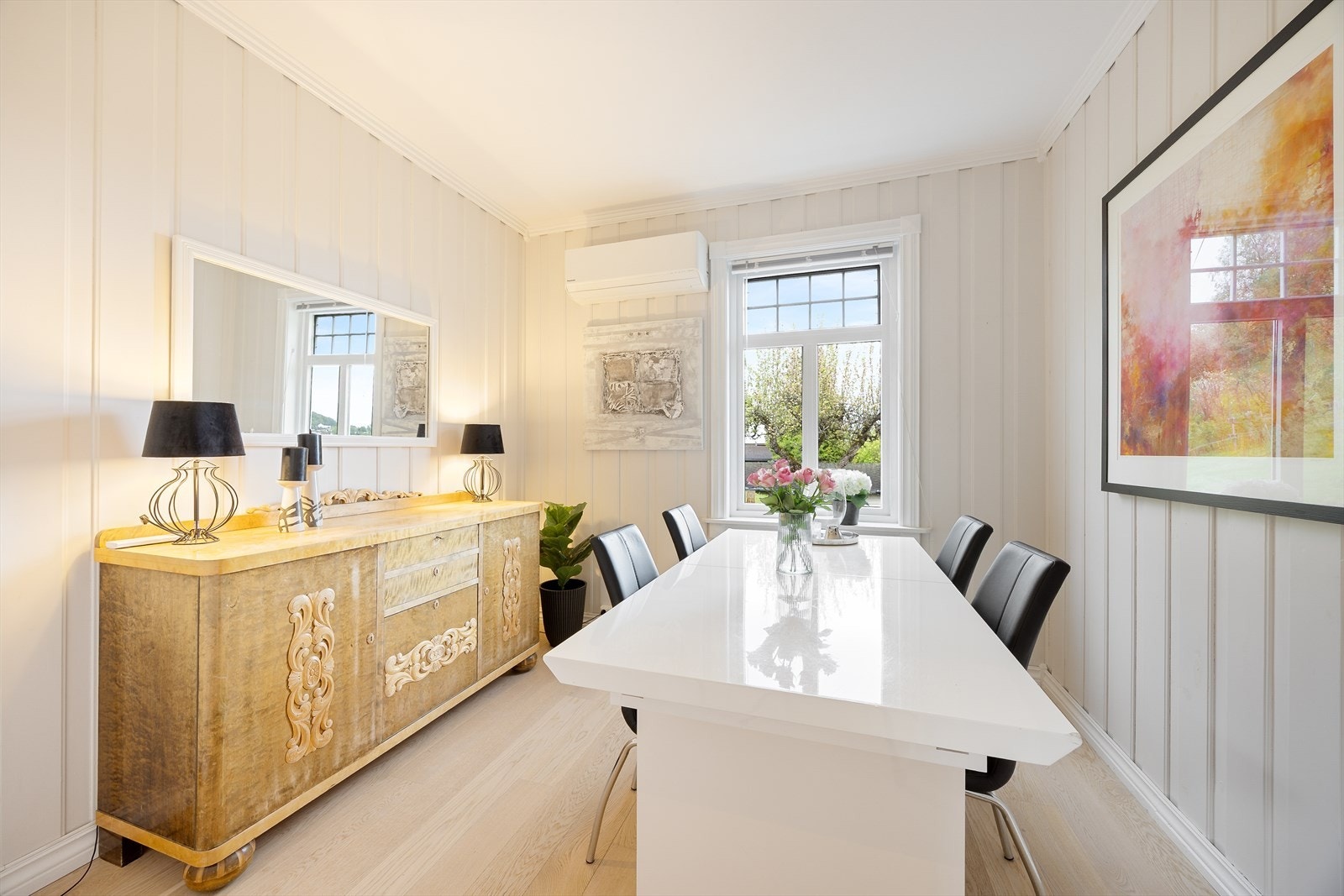 Spisestuen har plass til langbord og er utstyrt med en effektiv varmepumpe. Galleribilde