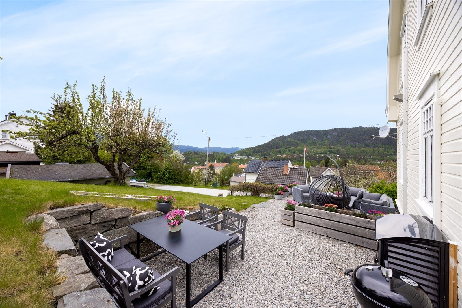Uteplassen er rammet inn av en forstøtningsmur i naturstein, etablert i 2011. Galleribilde