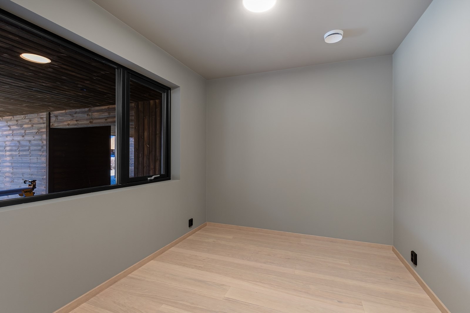Videre er det 3 soverom i 1. etasjen. Dette på 7,7m² Galleribilde