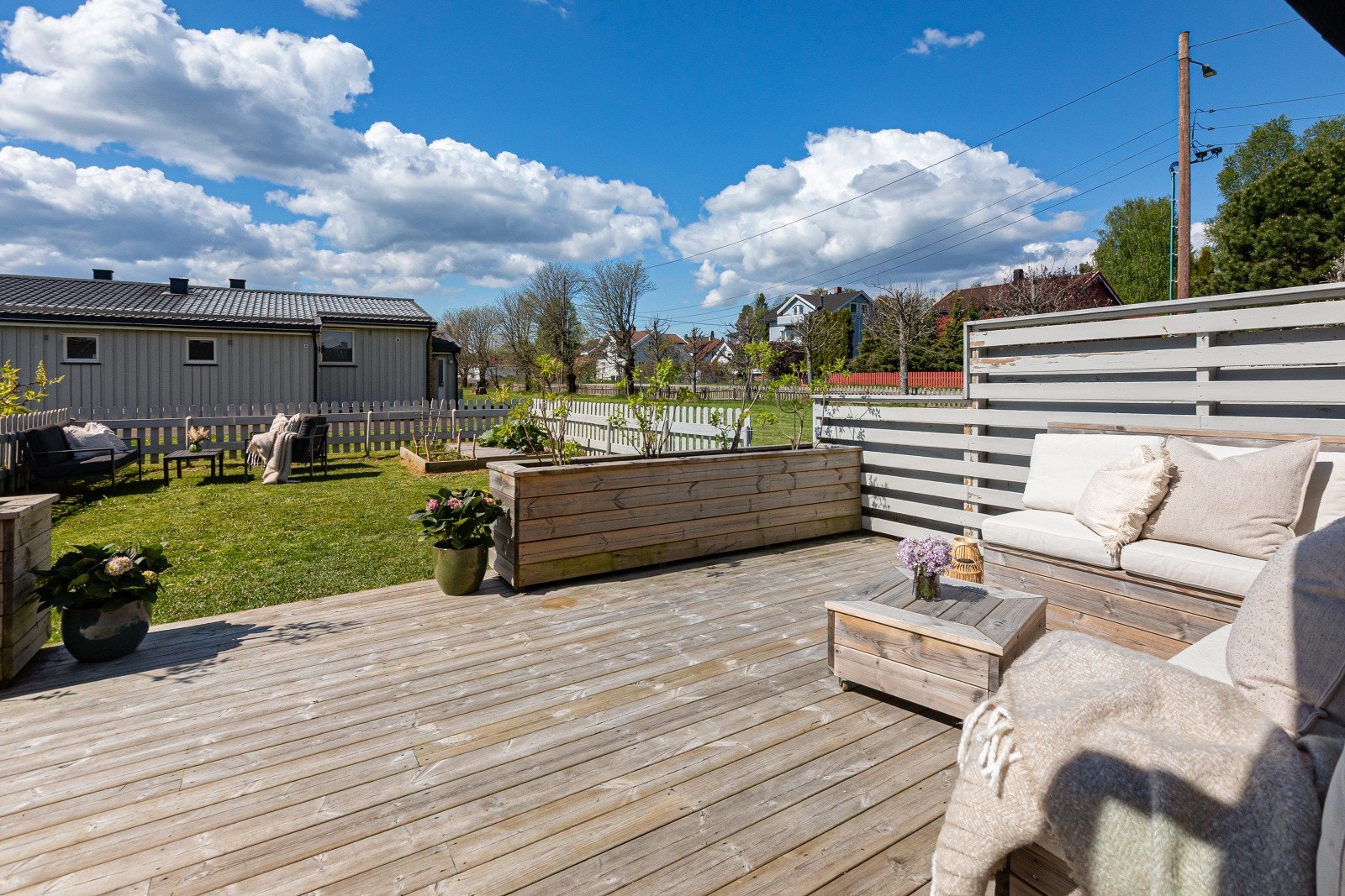 Uteområdet har flotte solforhold og det er levegger mot nabo. Galleribilde