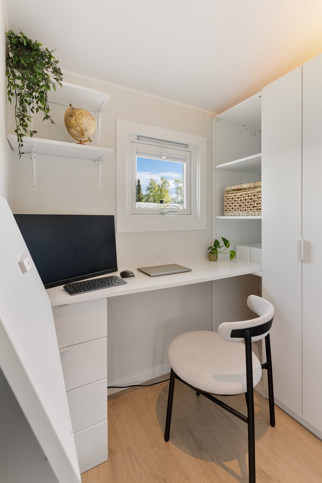 Boligen har også et mindre rom som er praktisk innredet som hjemmekontor. Rommet er godkjent som bod, og ikke godkjent for varig opphold. Galleribilde