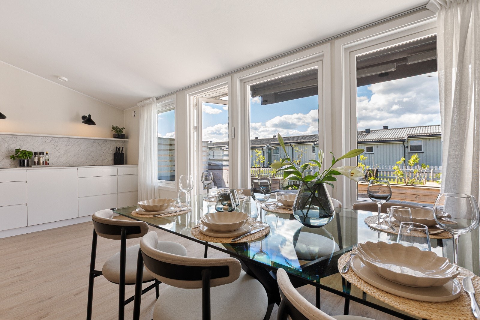 Det er god plass til spisestuebord hvor venner og familie kan samles til hyggelige lag. Galleribilde