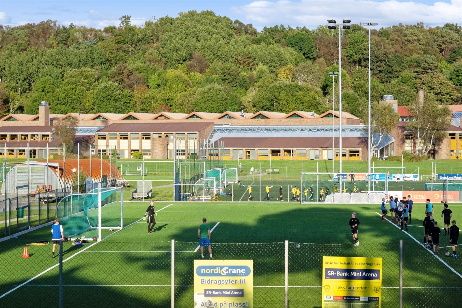 Nærhet til flotte idrettsanlegg som Skadberghallen og flere fotballbaner. Galleribilde