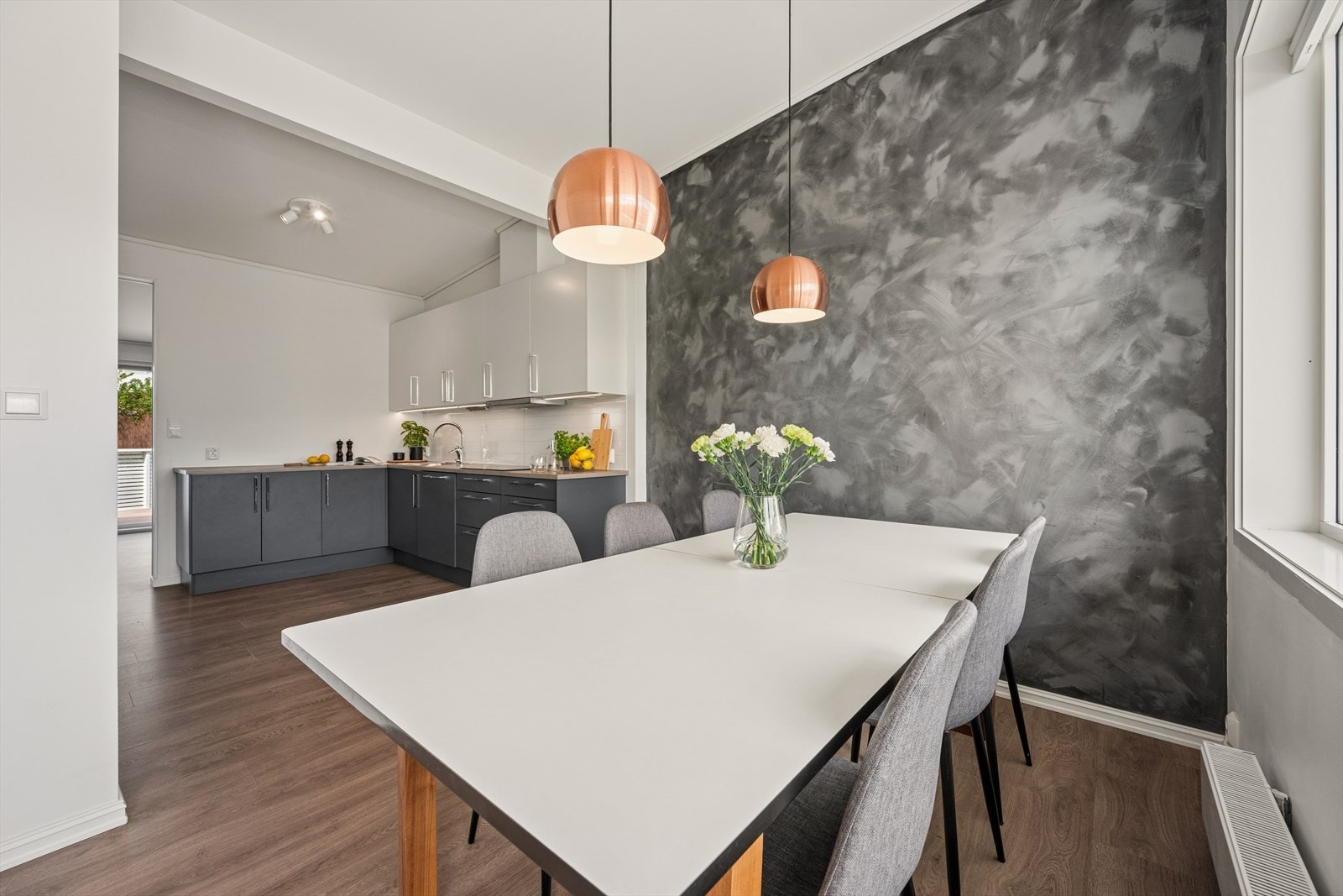 I tilknytning til kjøkkenet er det en romslig spiseplass med radiator for oppvarming. Galleribilde