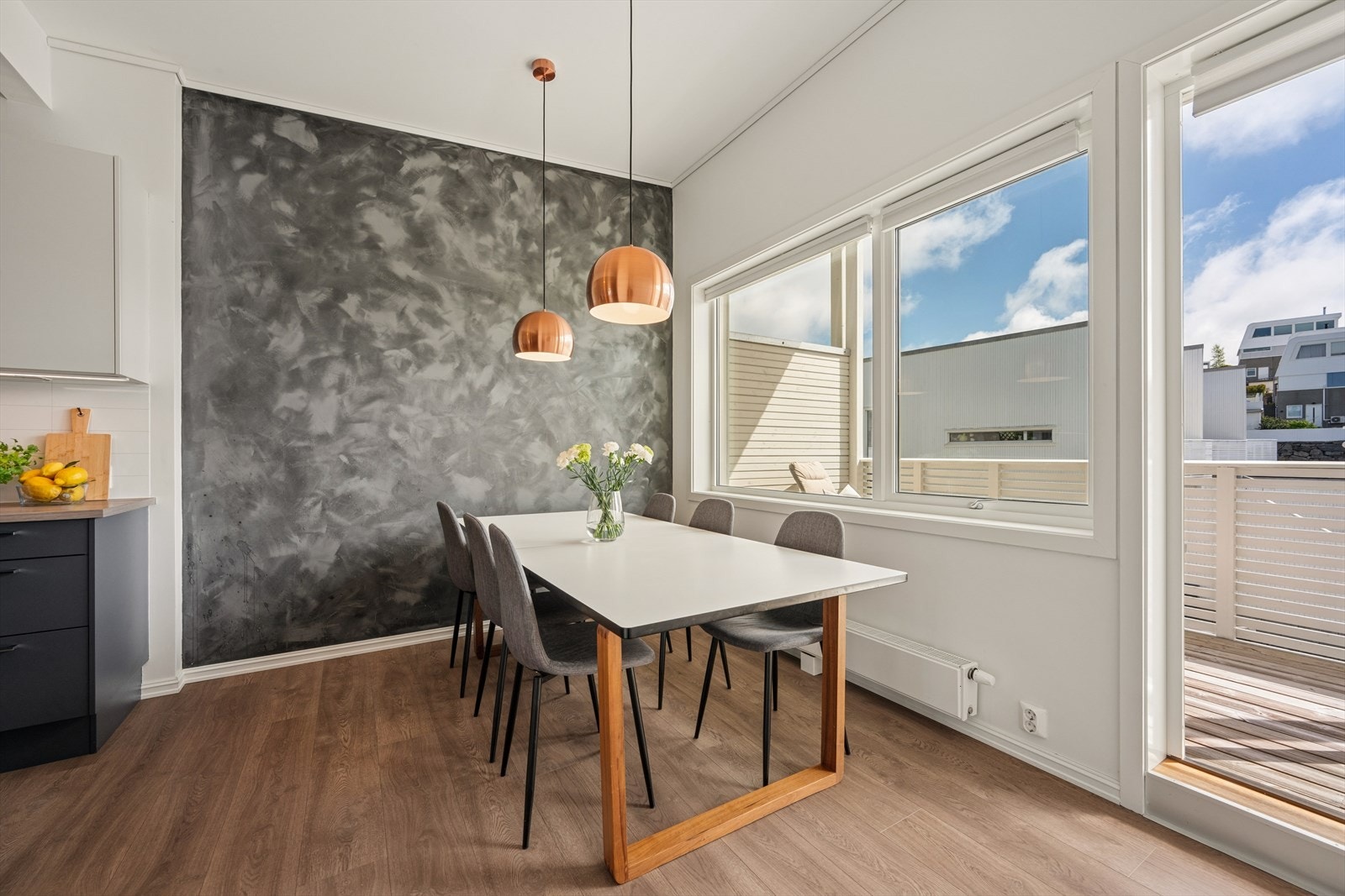 På kjøkkenet er det god plass til en stor spisegruppe. Galleribilde