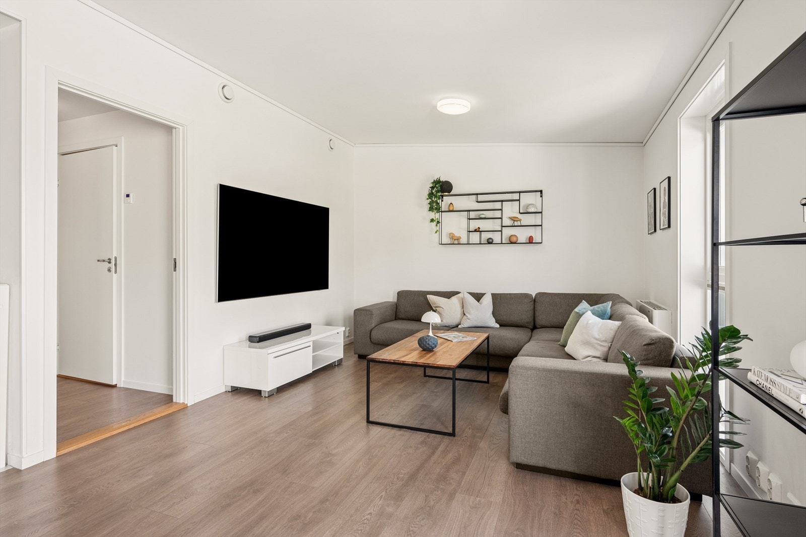 Denne delen av stuen var tidligere et soverom, men er i dag innlemmet med resten av oppholdsrommet for bedre plass. Videre tilkomst til bad og soverom. Galleribilde
