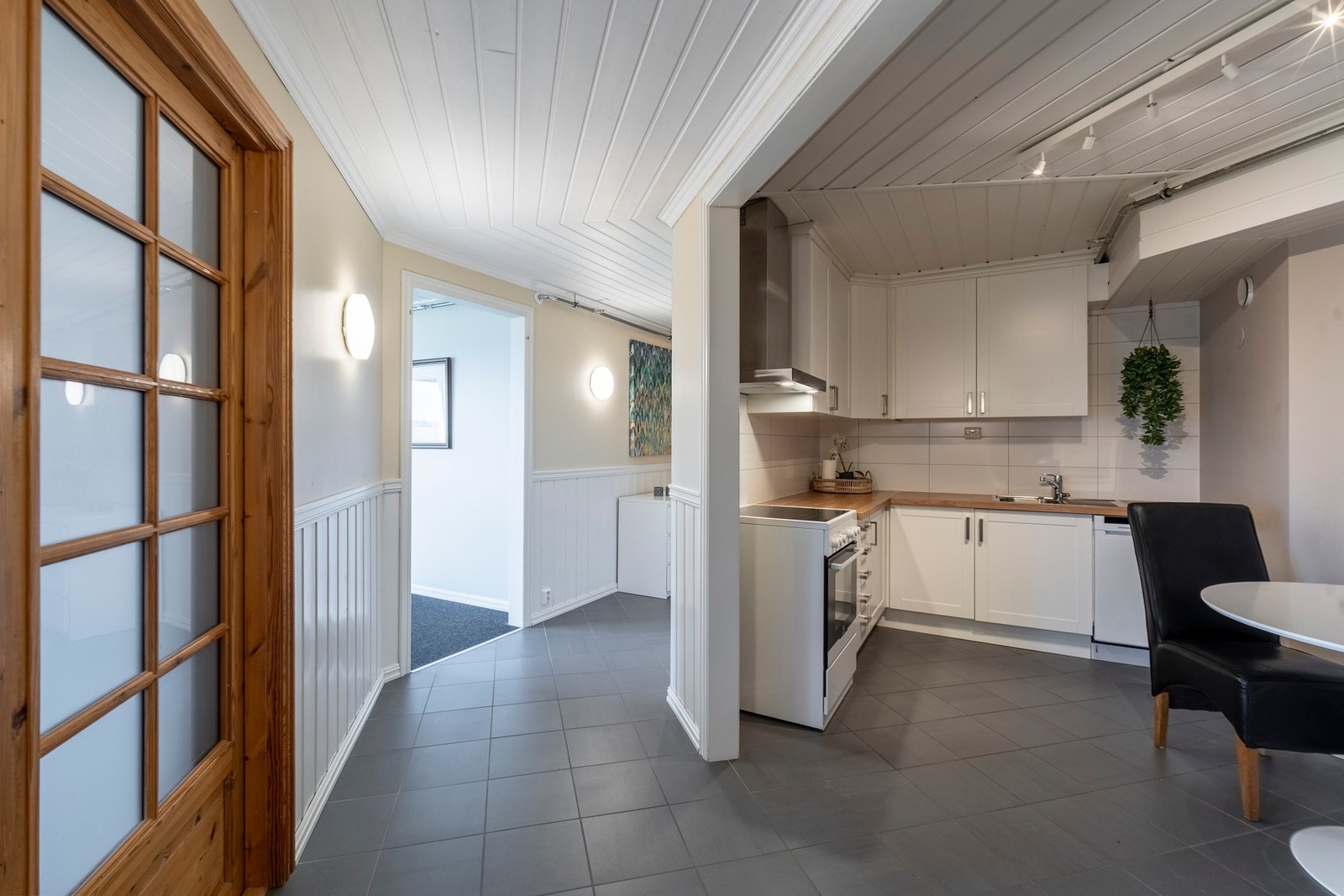 Dette er en skjermet utleiedel som gir gode, skattefrie leieinntekter på ca. kr 200 000,- per år, og som samtidig ivaretar privatlivet på en god måte. Galleribilde