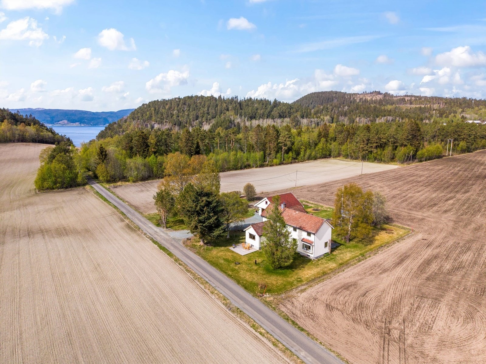 Her får du en flott eiendom med mange fine uteplasser, gode solforhold og flott utsikt mot sjøen. Deler av åkeren inngår i eiendommen, se gårdskart fra NIBIO som ligger vedlagt salgsoppgaven. Galleribilde
