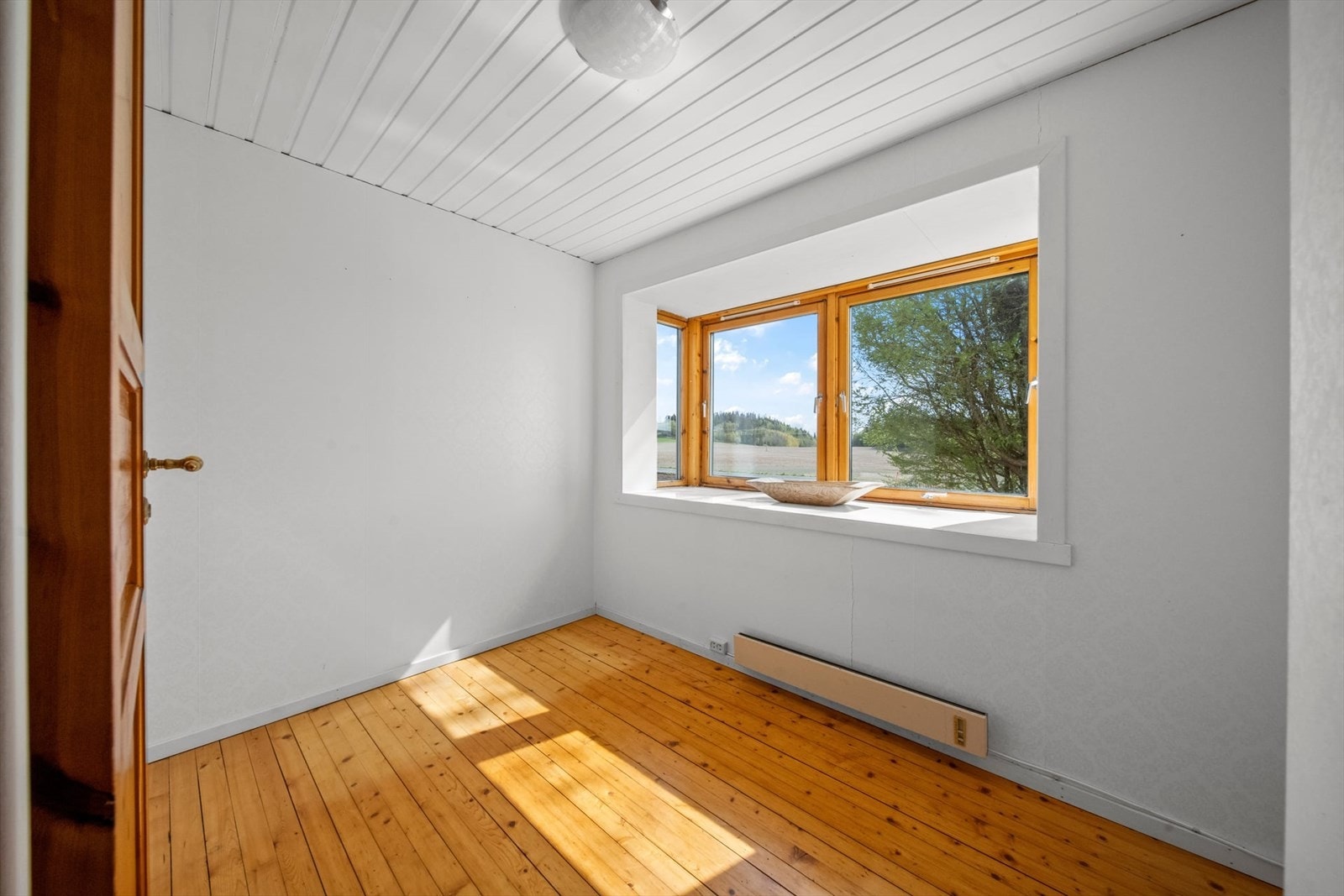 Boligen har hele fem soverom, hvorav ett er praktisk plassert i hovedetasjen, mens de fire øvrige ligger i 2. etasje. Galleribilde