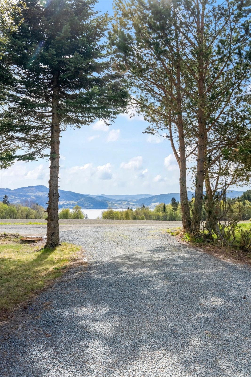Her bor du i åpne og fredelige omgivelser med flott utsikt mot sjøen. Eiendommen har en helt unik nærhet til naturen. Galleribilde