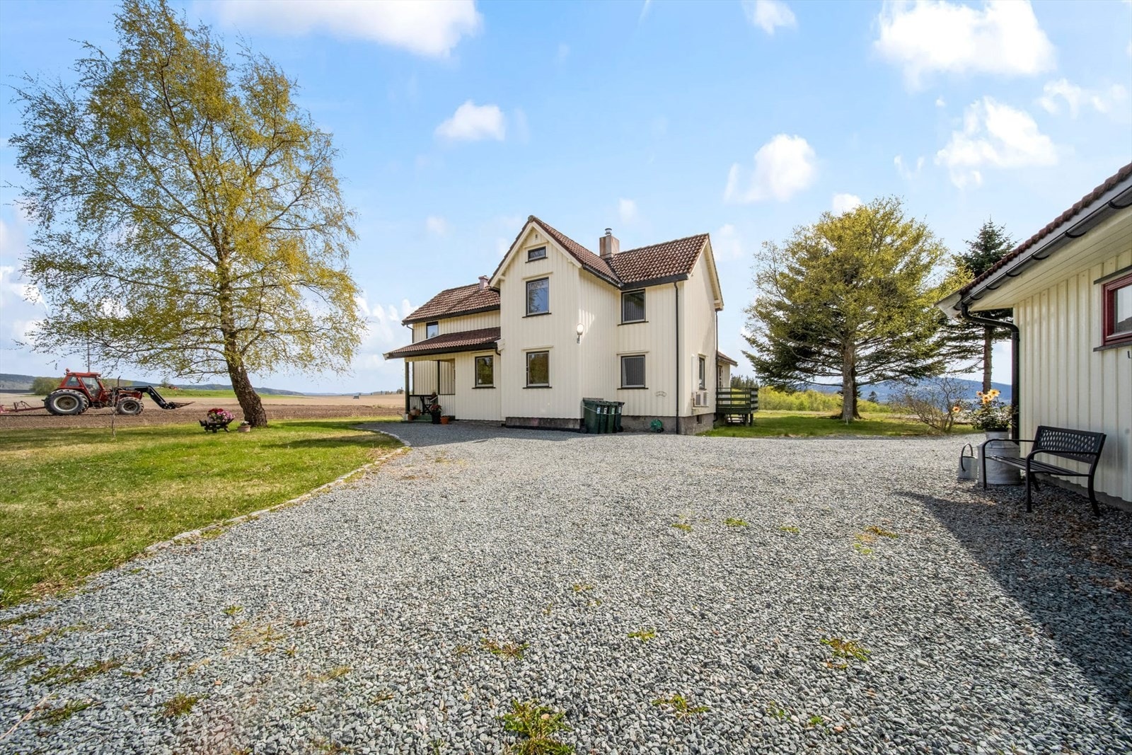 Eiendommen består av et stort og sjarmerende hus som går over tre plan, garasje, drivhus og flotte uteområder. Galleribilde