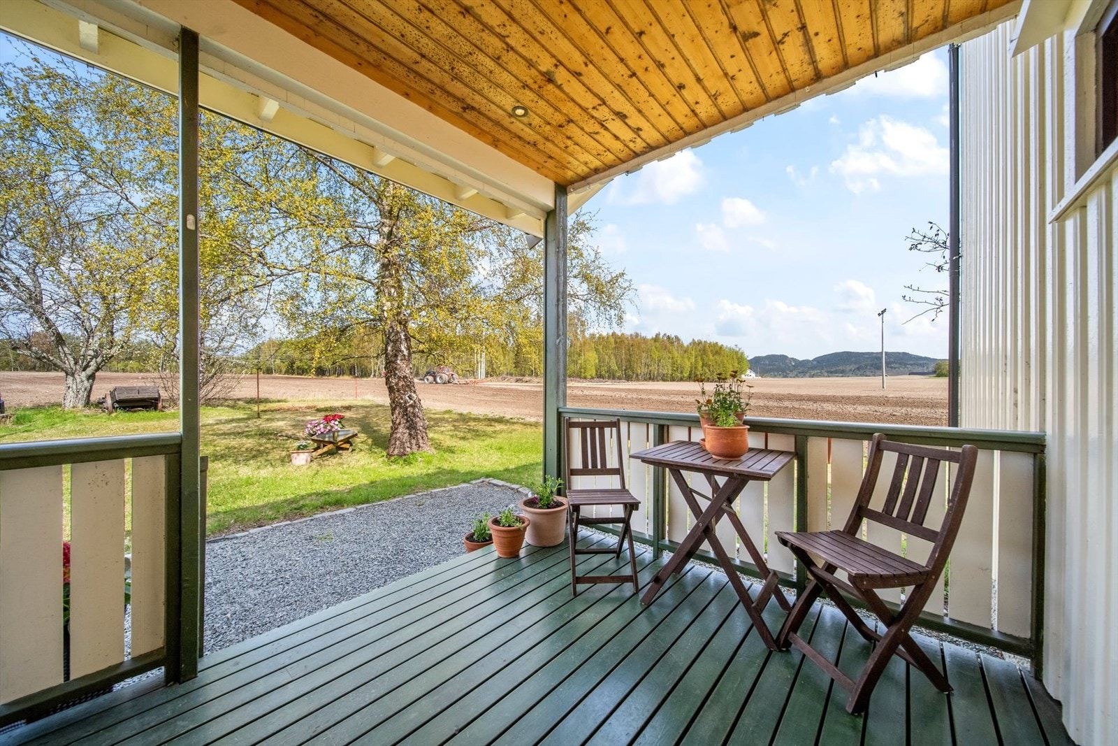 Et innbydende inngangsparti med terrasse gir en lun og hyggelig velkomst. Galleribilde