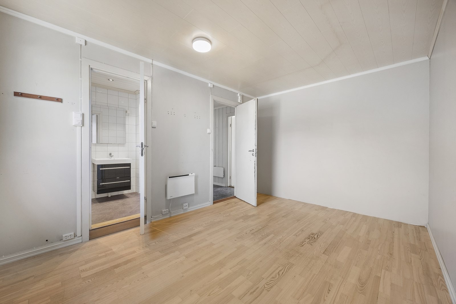 Fra ett av soverommene er det direkte tilgang til et av badene i etasjen. Galleribilde