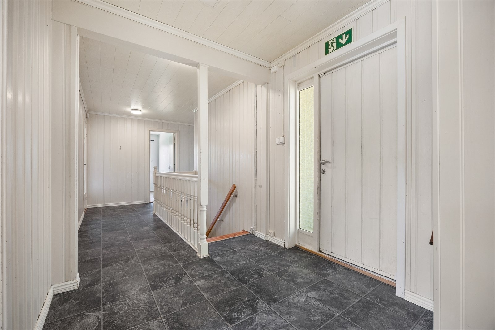Inngangspartiet i første etasje leder inn til en romslig gang som fordeler tilgang til boligens øvrige rom. Galleribilde