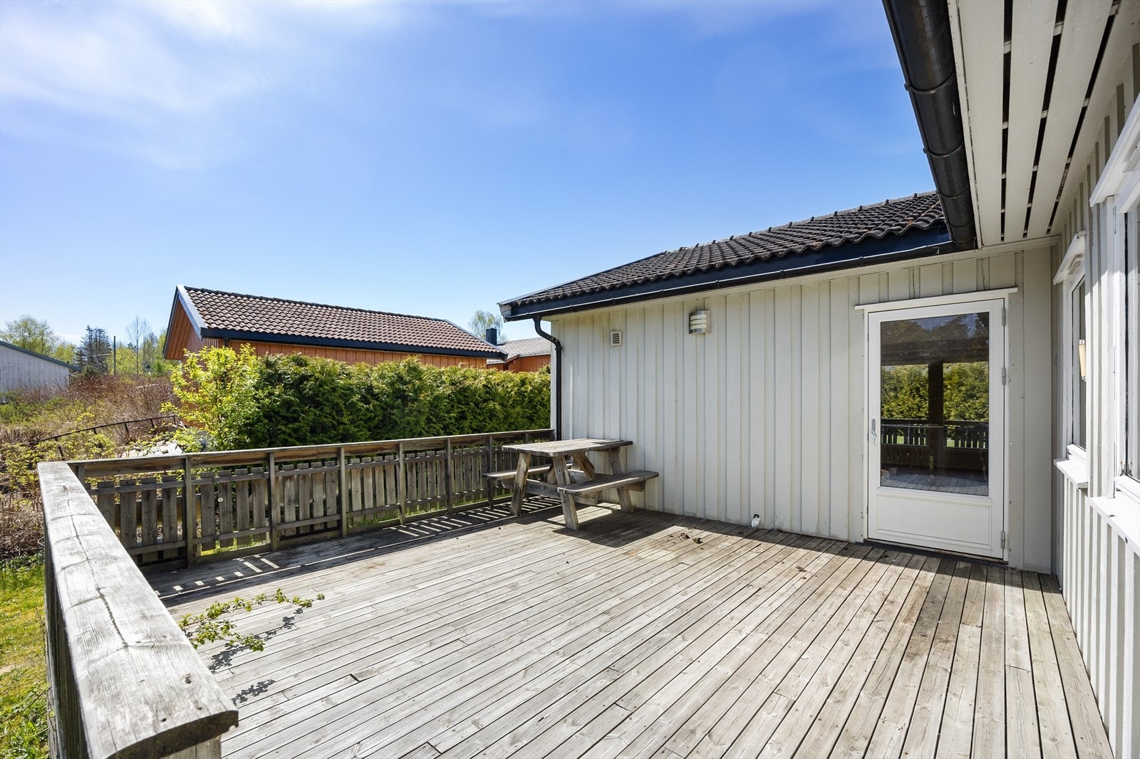 Uteplassen har god plass til sittegrupper og grill. Galleribilde