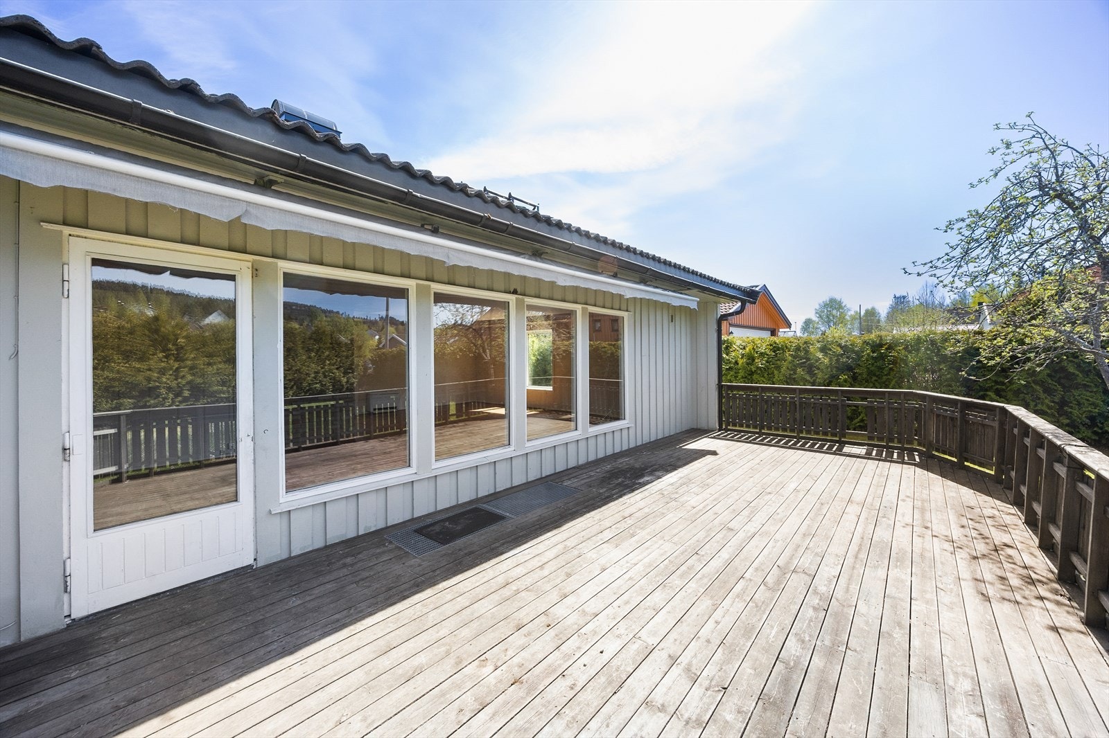Terrassen er bygget med impregnert bjelkelag og terrassebord. Galleribilde