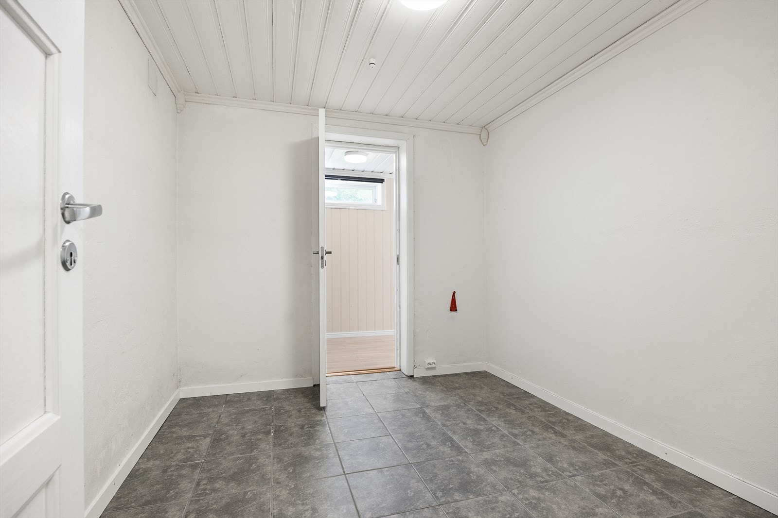 Innvendig har boligen malte dører. Galleribilde