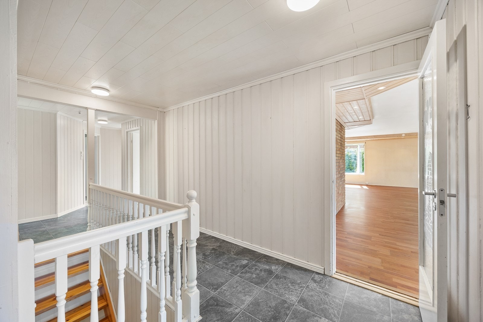 Fra gangen er det inngang til stuen, som ligger sentralt i etasjen. Galleribilde