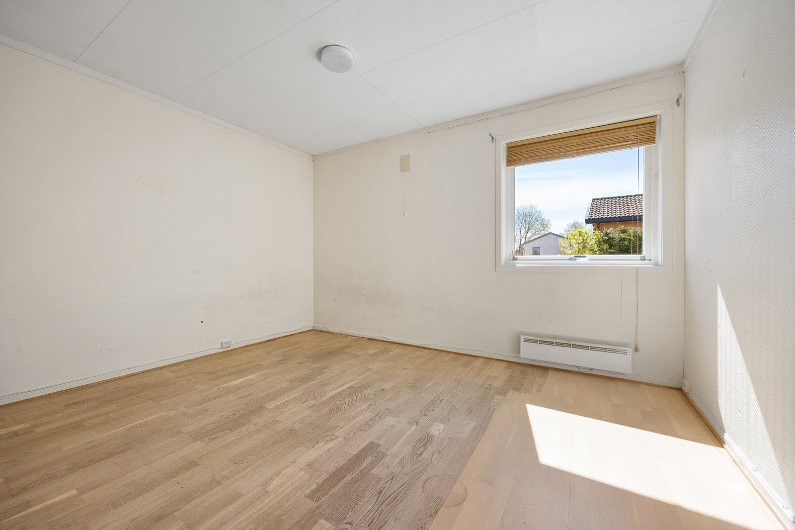 Det er 3 godkjente soverom i boligen, samt et i tilbygget som ikke er godkjent. Galleribilde