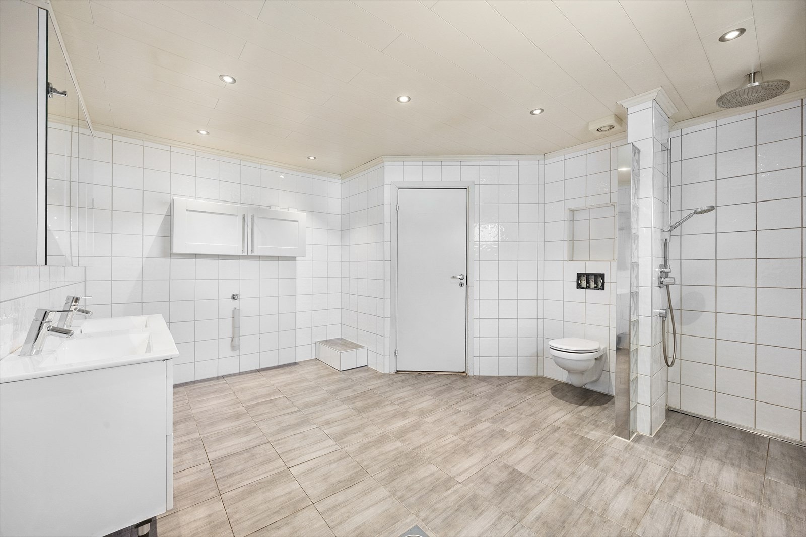 Rommet har også opplegg for vaskemaskin og elektrisk styrt avtrekksvifte. Galleribilde