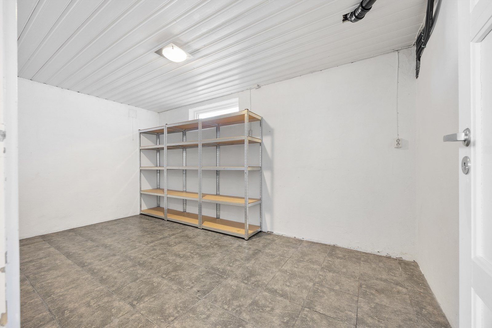 Kjelleren inneholder to boder som gir rikelig med lagringsplass. Galleribilde