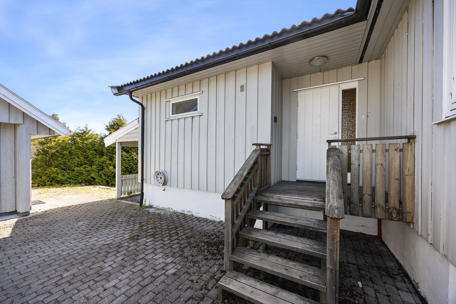 Overbygget inngangsparti til hovedetasjen. Galleribilde