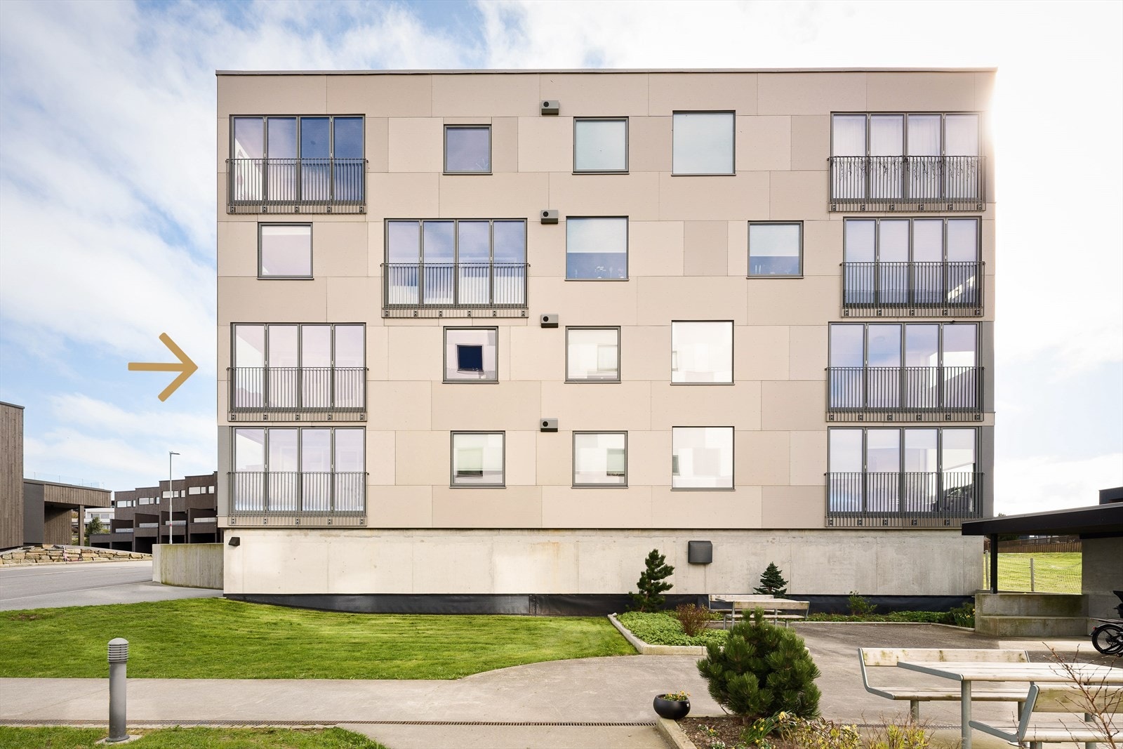 Leiligheten ligger i byggets 2. etasje. Galleribilde