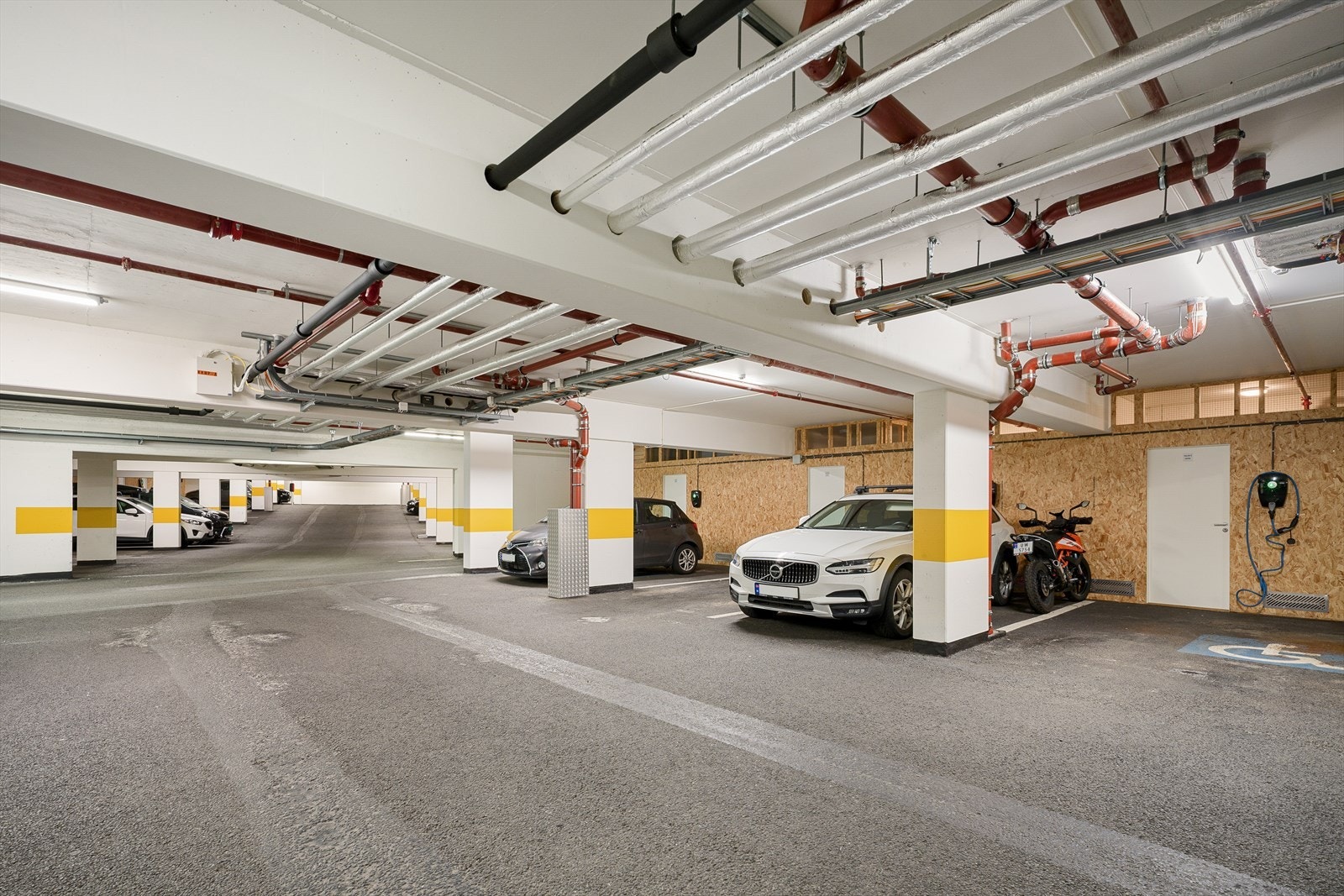 Egen parkeringsplass og bod i lukket annlegg. Her er det montert el-bil lader. Galleribilde