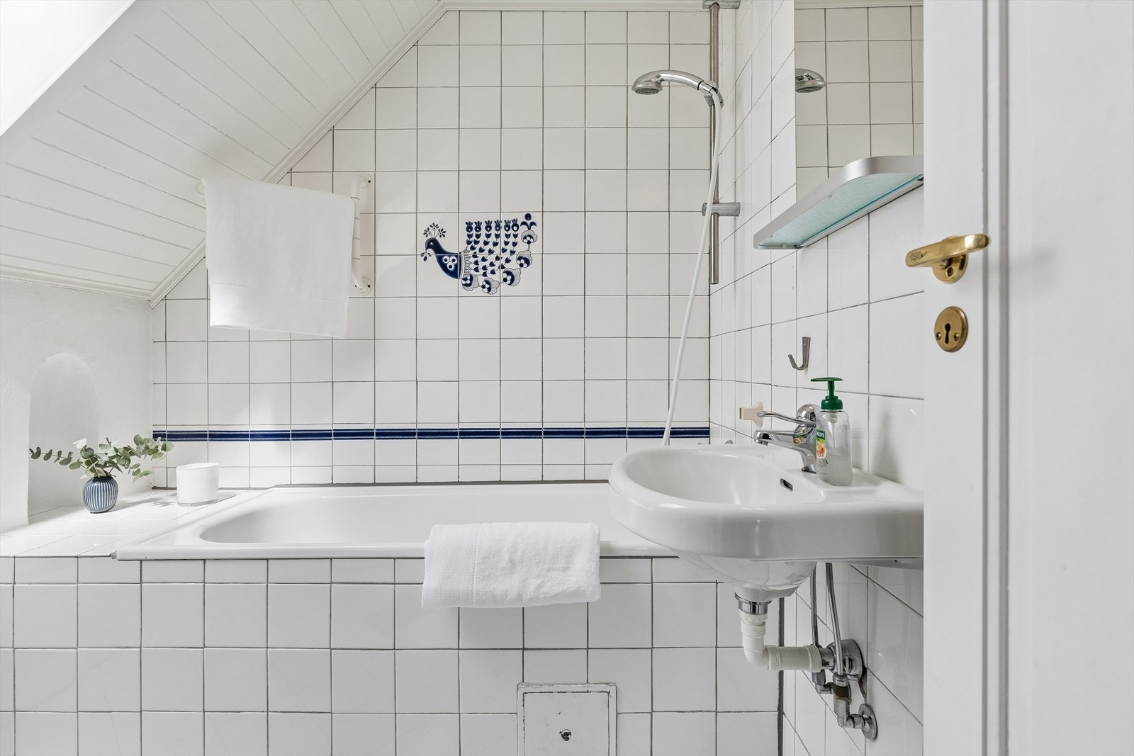 Badet i andre etasje har flislagte flater, innbygd badekar og elektriske varmekabler. Galleribilde