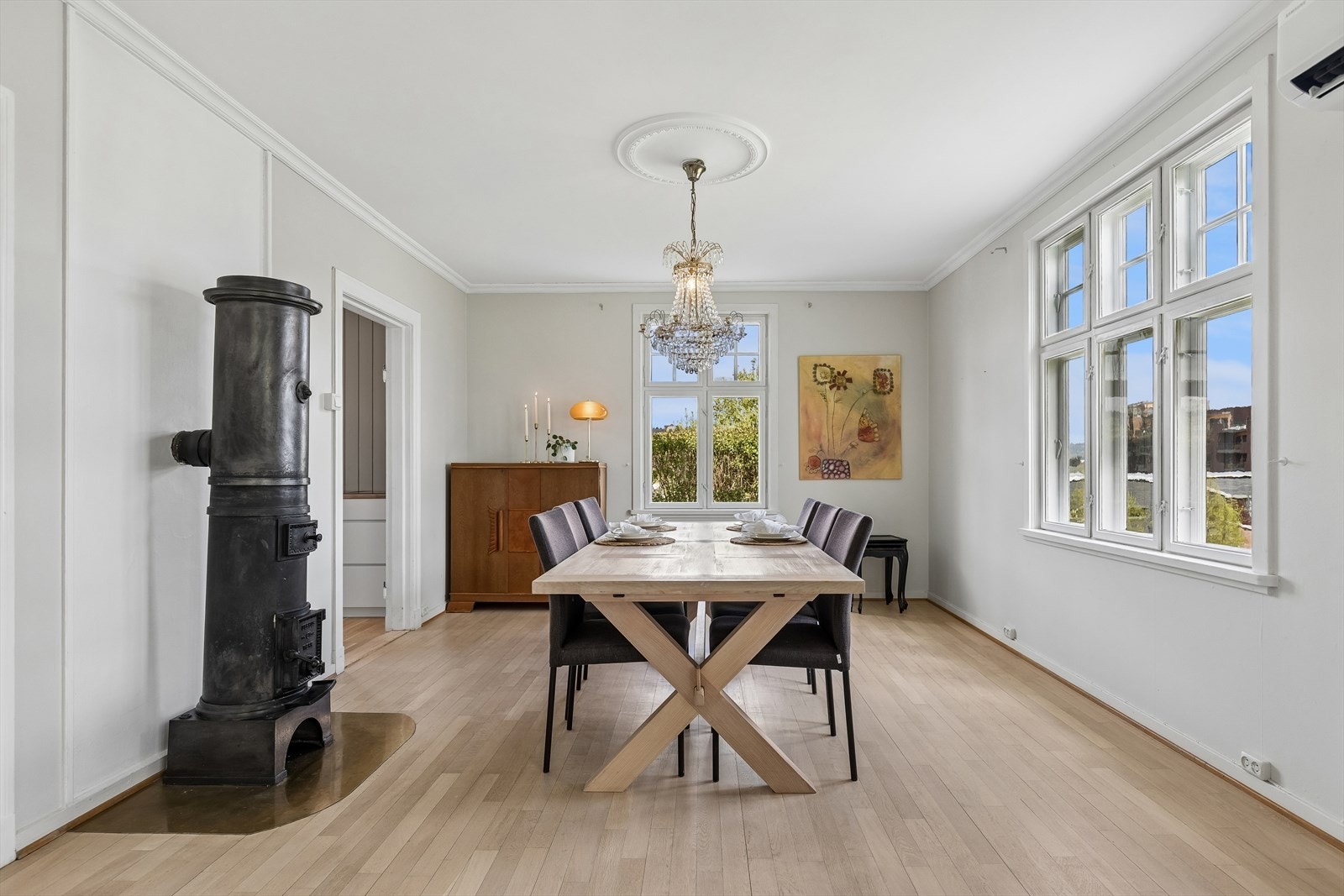 Spisestuen har plass til langbord og beholder sjarmen med gipsstukkatur i taket. Galleribilde