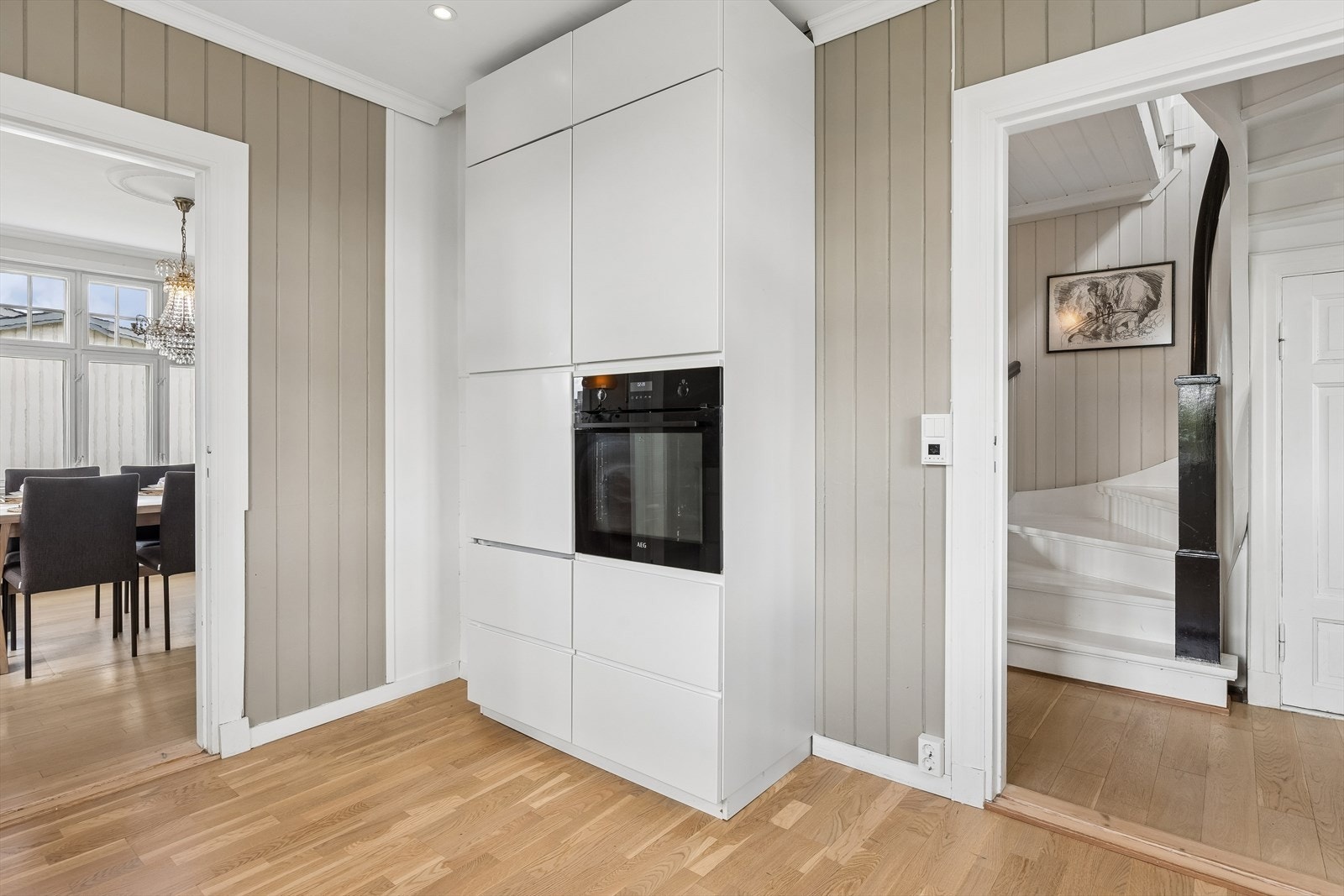 Fra kjøkkenet er det enkel tilgang til både spisestue og entré, og taket har downlights fra 2023. Galleribilde