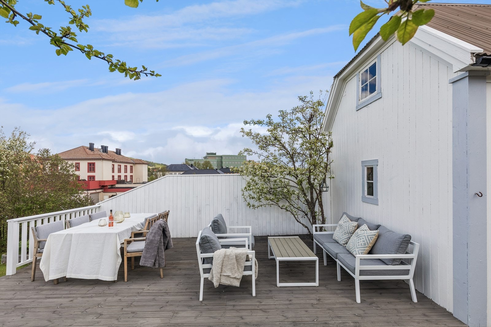 Eiendommen har en opparbeidet hage og en stor terrasseplatting på 25 m² ved uthuset. Galleribilde