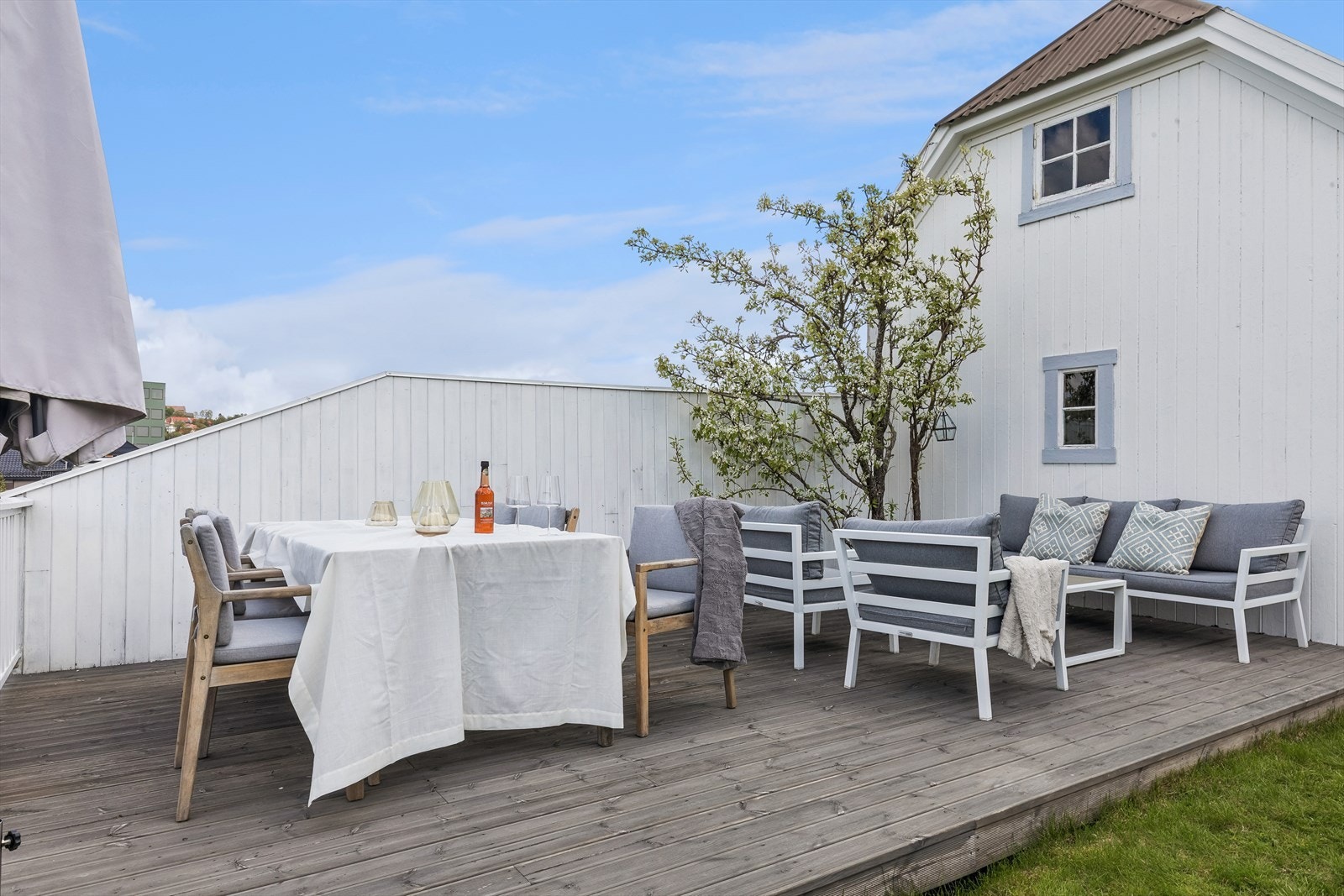 Terrassen ved uthuset har god plass til både sittegruppe og spisebord. Galleribilde