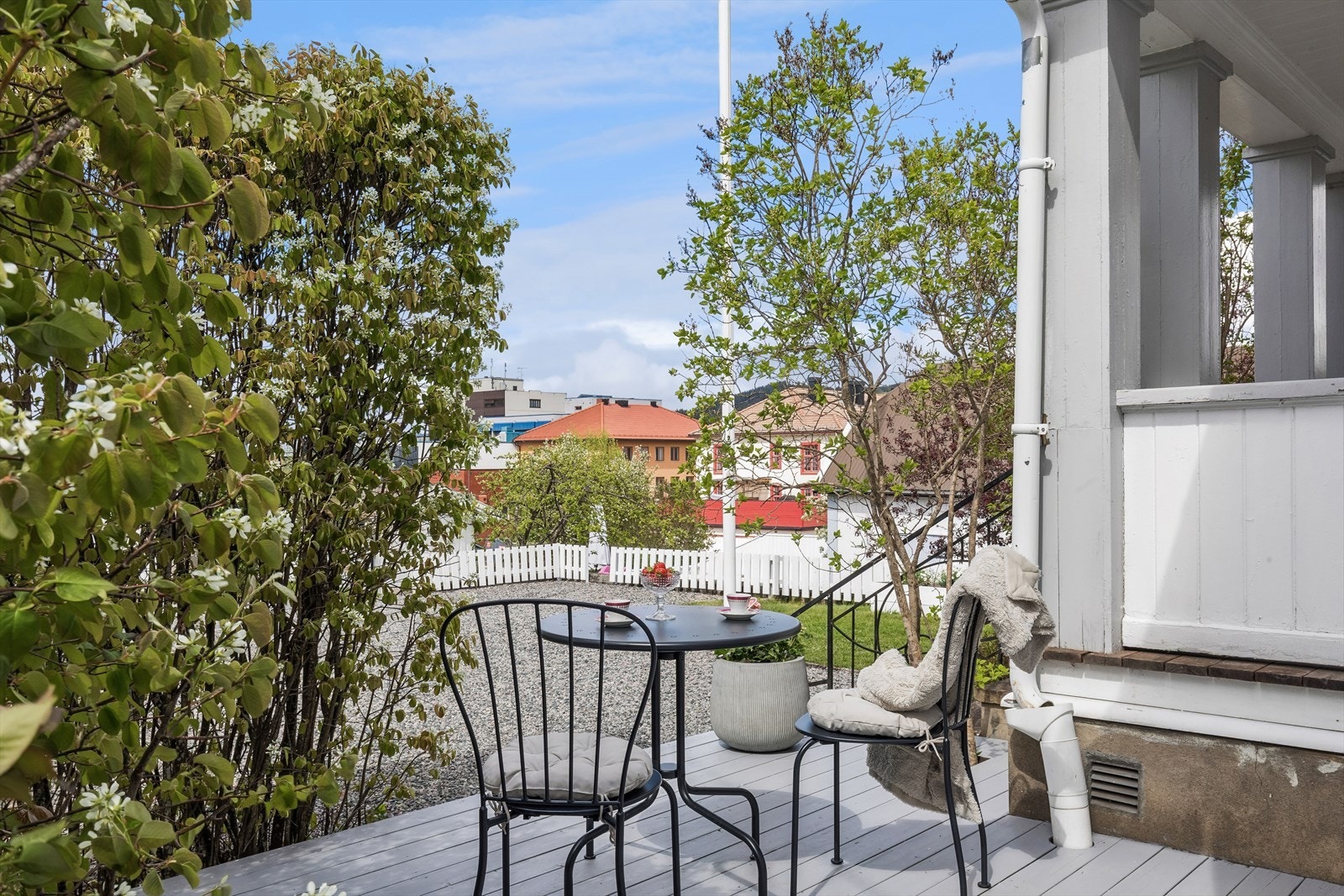 Liten terrasseplatting også ved den overbygget entrébalkongen, med plass til en liten sittegruppe. Galleribilde