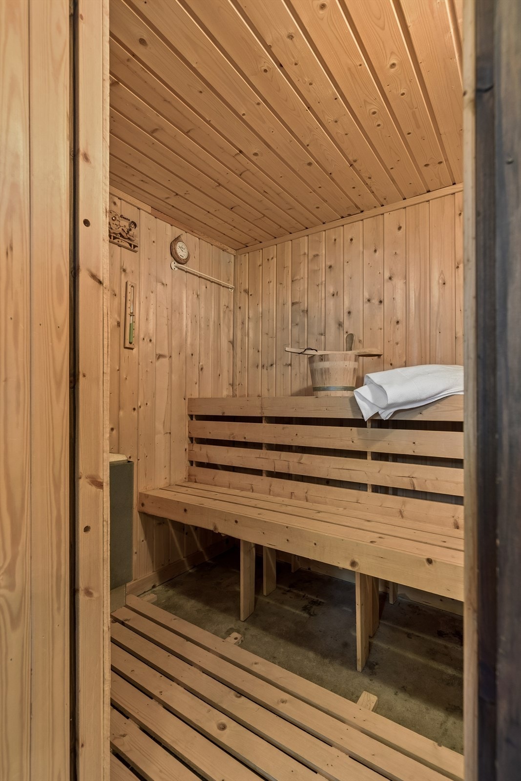 Fra baderommet i kjelleren er det tilgang til badstue med elektrisk ovn. Galleribilde