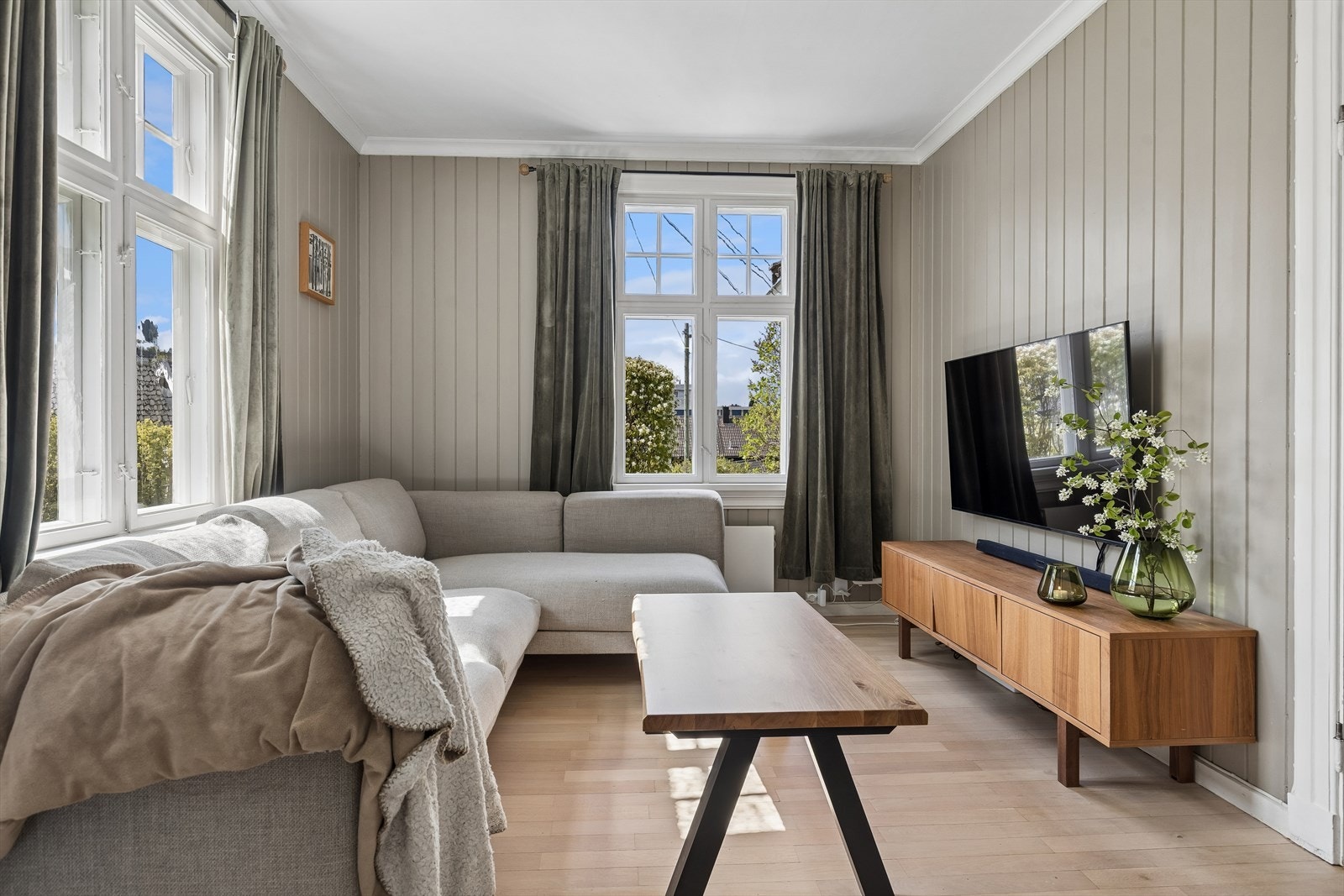 En egen TV-stue gir ekstra rom for familien. Veggene har hovedsakelig malt faspanel. Galleribilde
