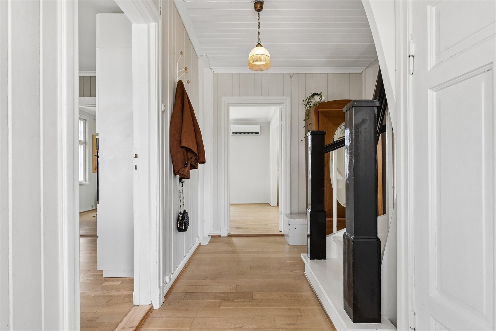 Entréen har eikeparkett lagt etter 2015 og en malt svingtrapp som leder til andre etasje. Galleribilde