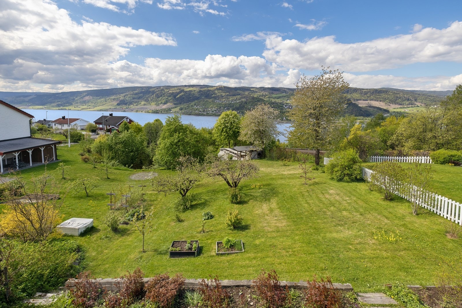 Fra terrassen kan du nyte utsikt mot vakre Mjøsa. Galleribilde