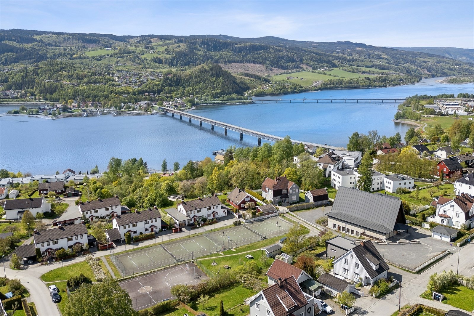 Fra eiendommen er det enkel tilgang til Lillehammer sentrum og alle byens fasiliteter. Galleribilde