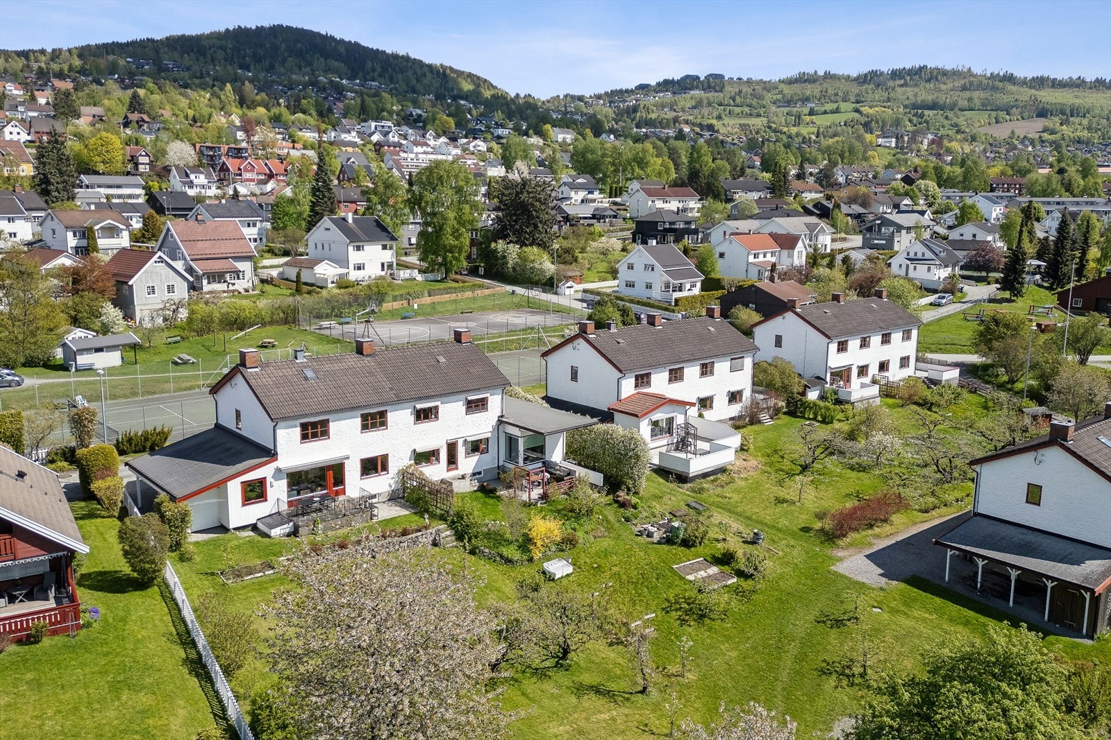 Selve enheten har en god intern beliggenhet innerst i veien, uten gjennomgangstrafikk. Et meget sentralt og attraktivt område sør for Lillehammer sentrum. Galleribilde
