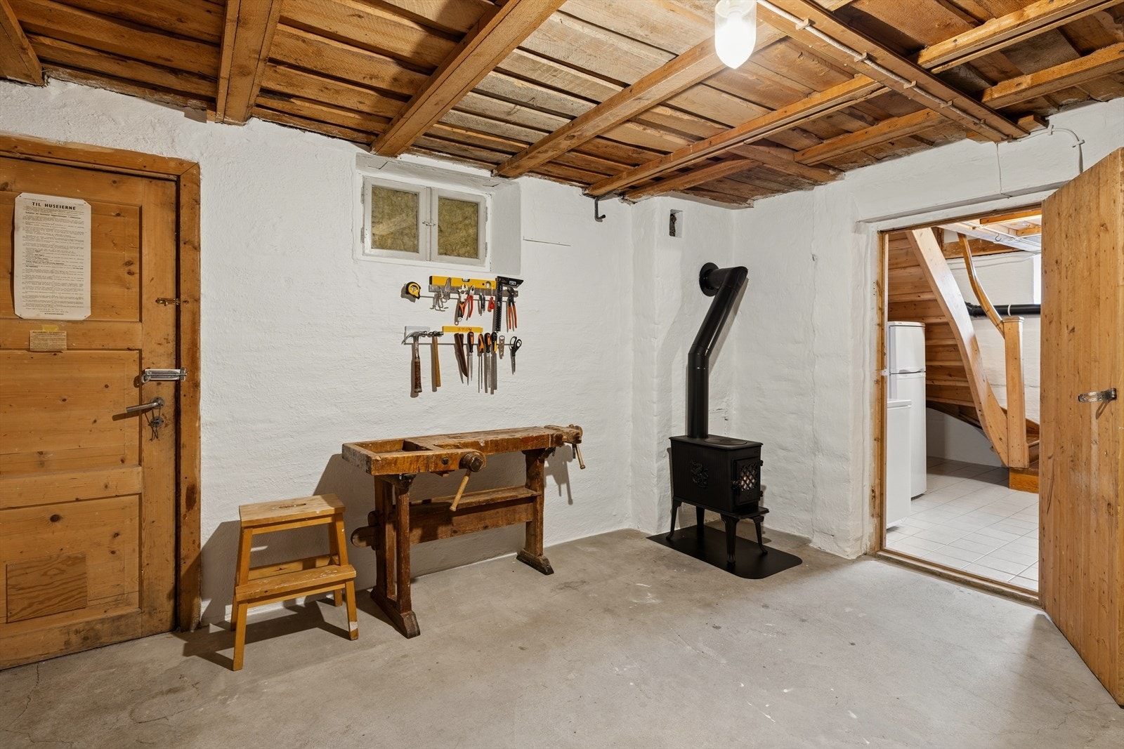 Kjeller med utgang via trapp og kjellerlem. Galleribilde