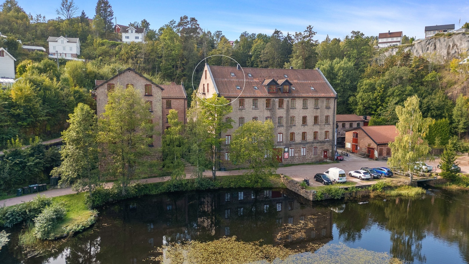 Boligen ligger i ærverdige Fossekleiva - en gammel fabrikk som i dag er ombygget til leiligheter, kultursenter, café mm. Galleribilde