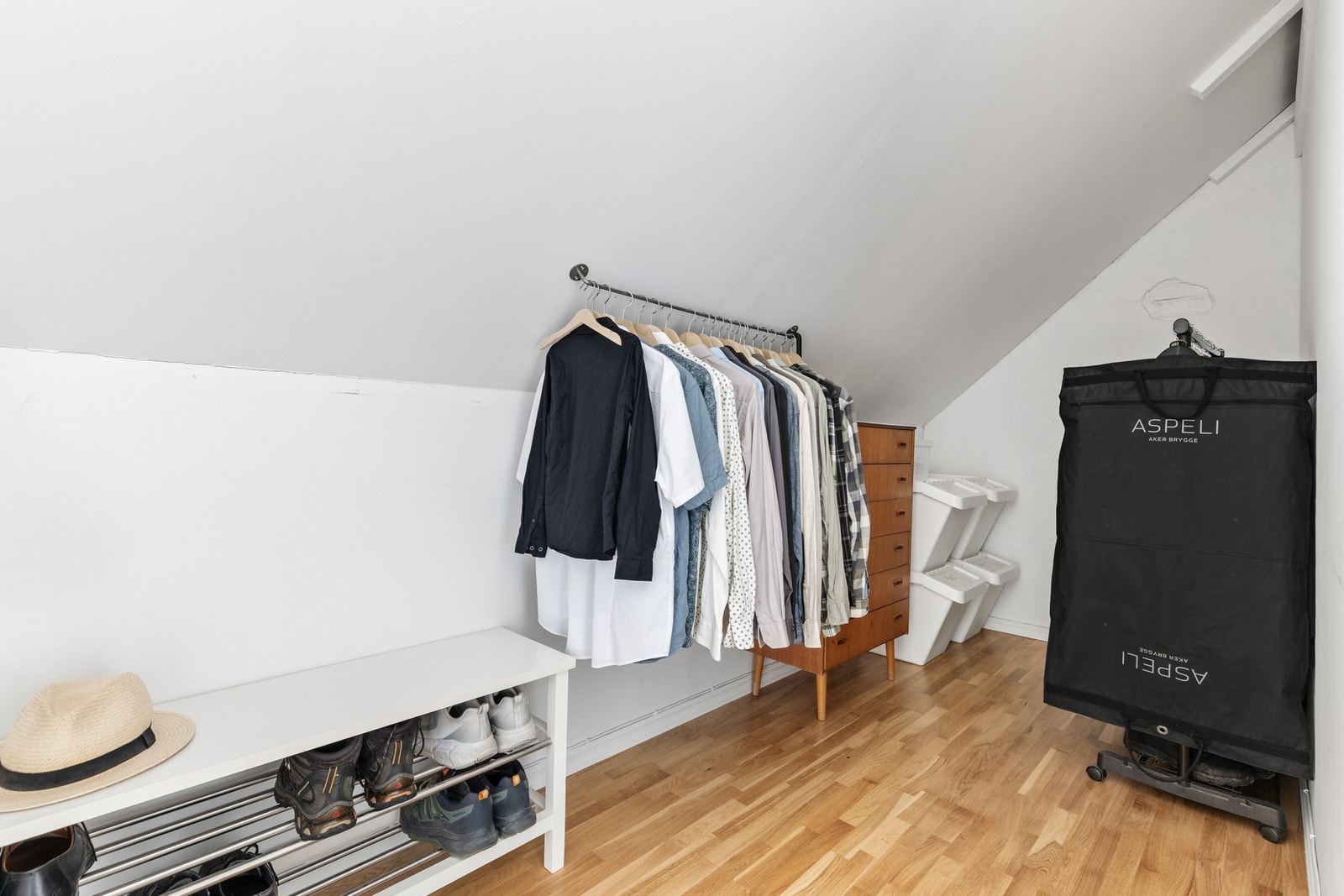 Hovedsoverommet har gode oppbevaringsmuligheter i walk-in garderobe skjermet av en lettvegg Galleribilde