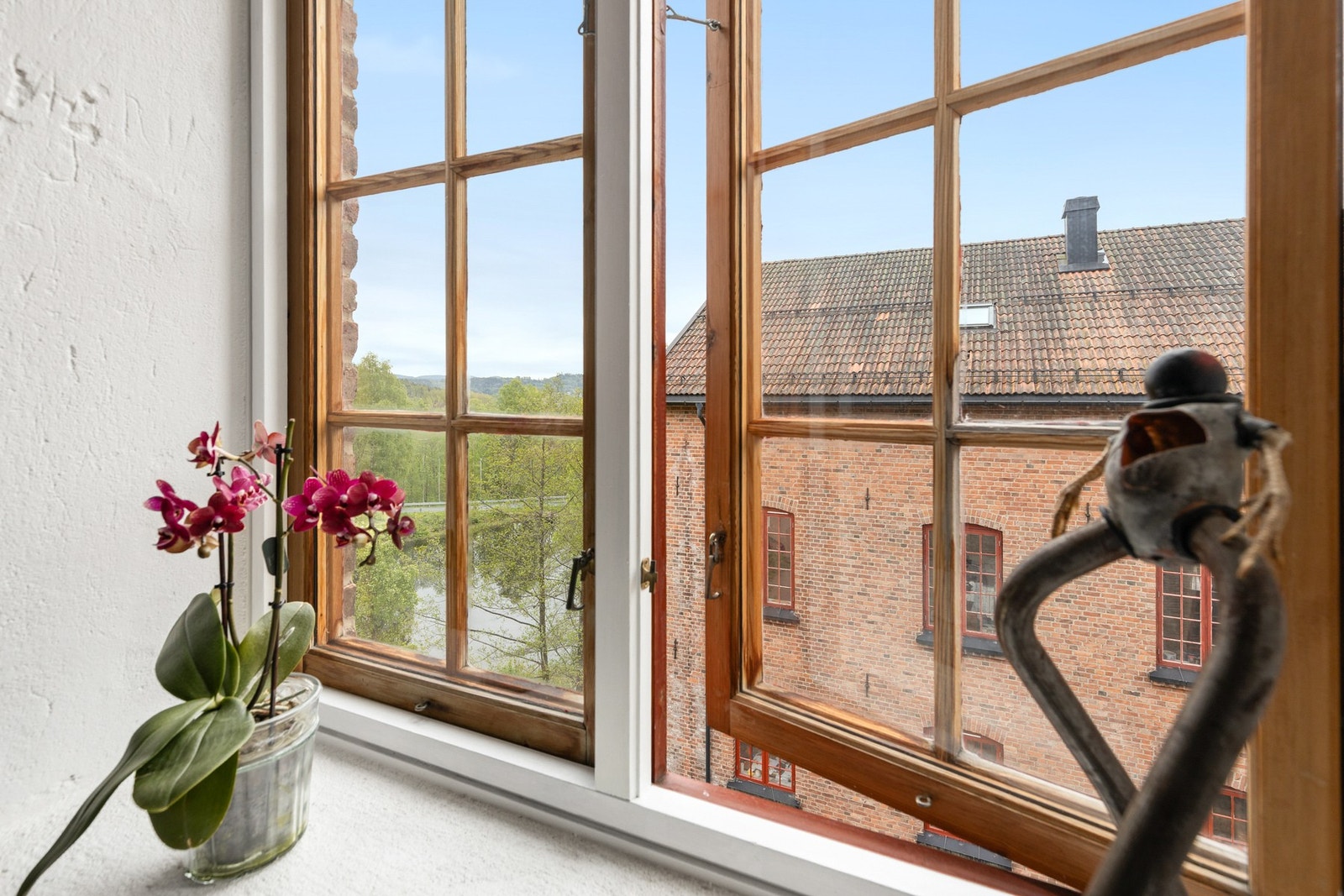 Det er fin utsikt fra soverommet over nærområdet og dam Galleribilde