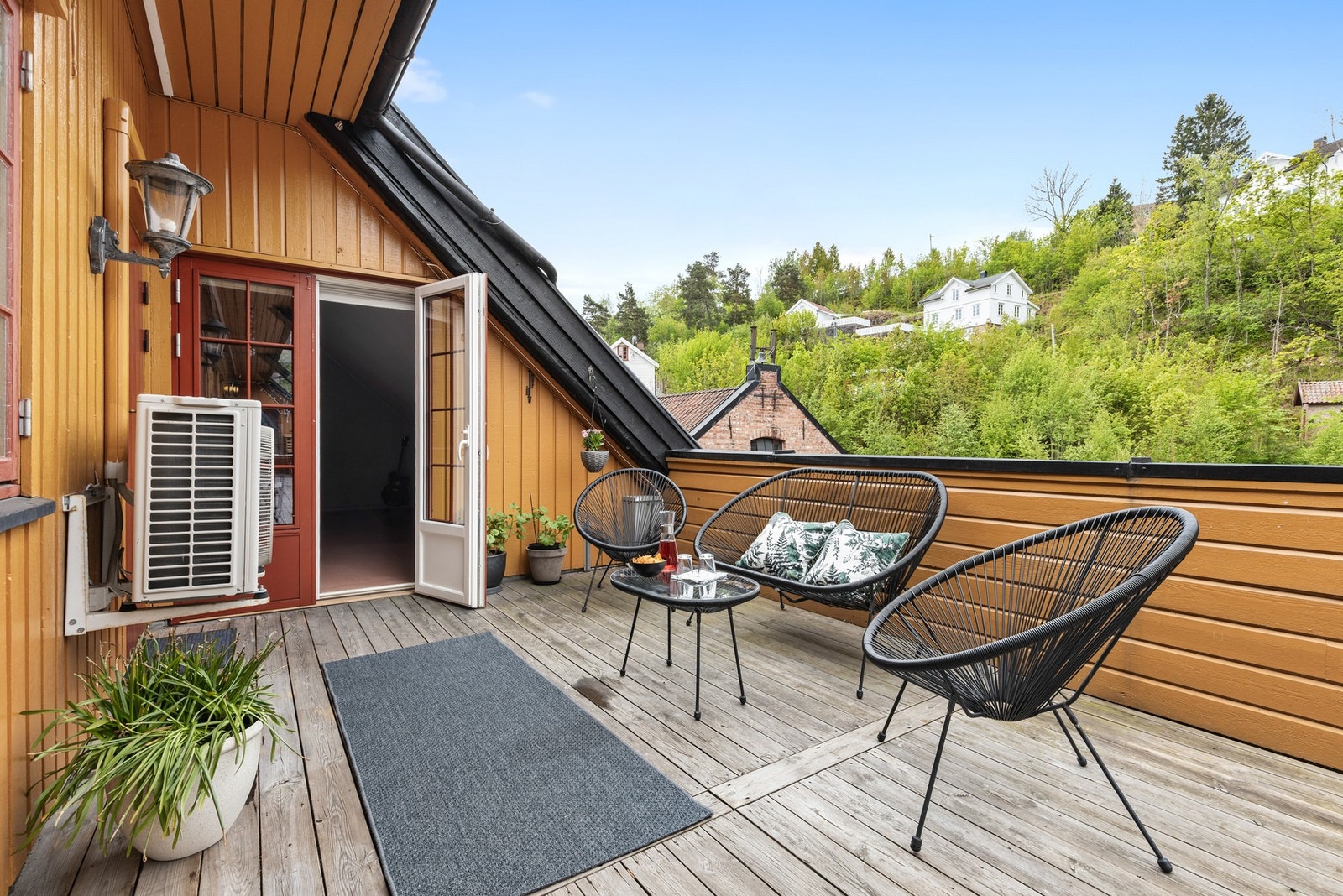 Leiligheten har et hyggelig inngangsparti og felles terrasse Galleribilde