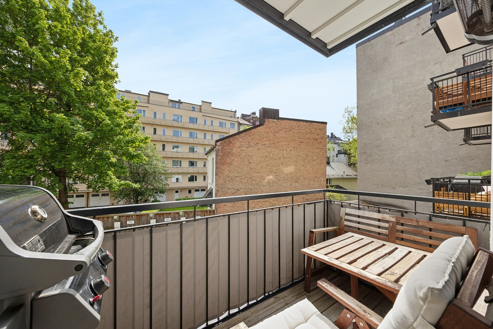 Fra kjøkkenet er det utgang til en hyggelig balkong med plass til grill og møblement. Galleribilde