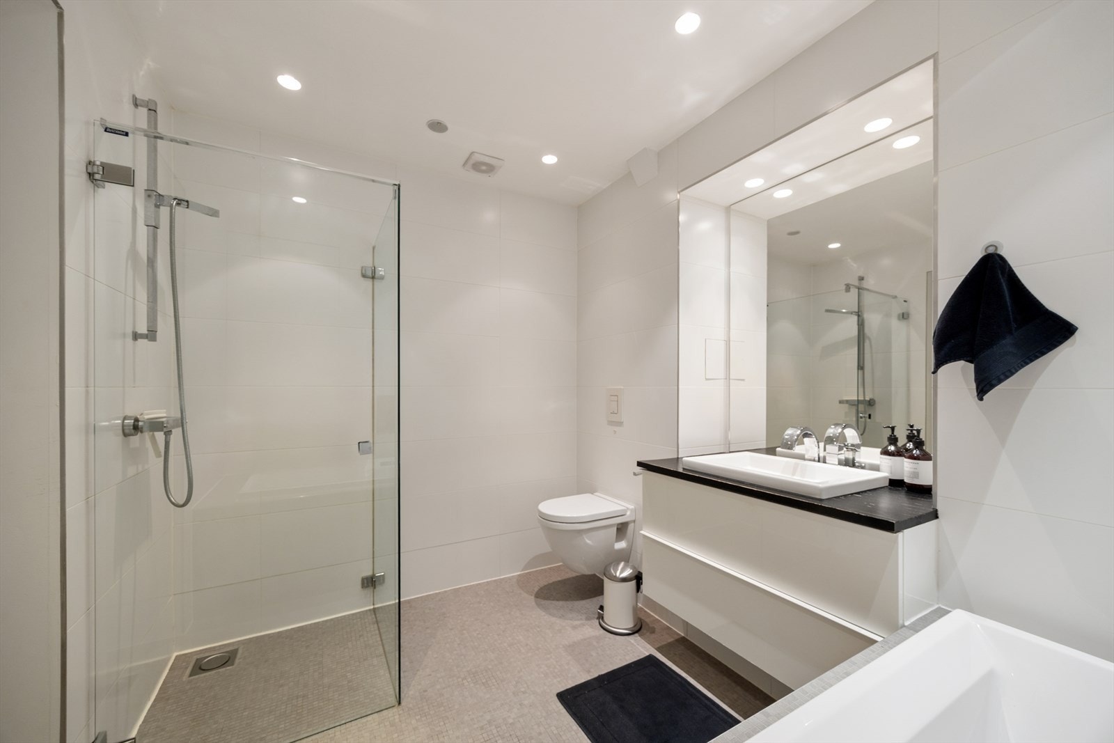 Badet er flislagt med gulvvarme. Galleribilde