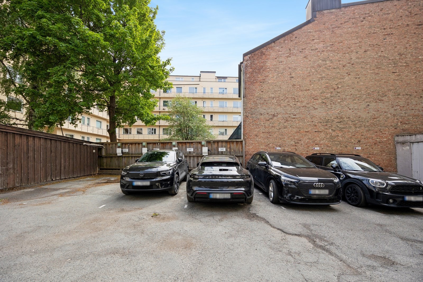 Fast parkeringsplass i lukket bakgård med elbillader medfølger. Galleribilde