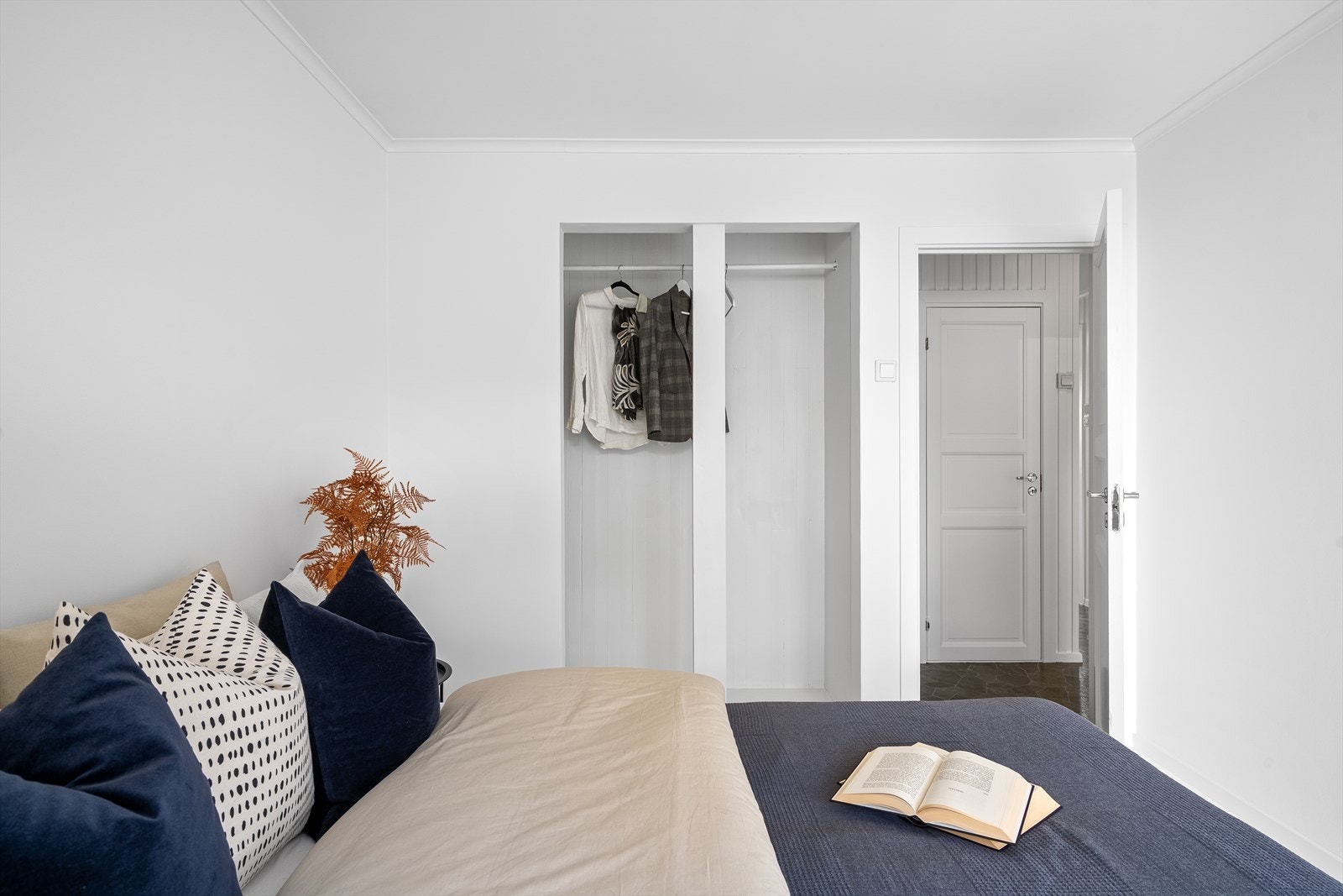 Soverom 3 av god størrelse med praktisk, innfelt garderobeløsning. Galleribilde