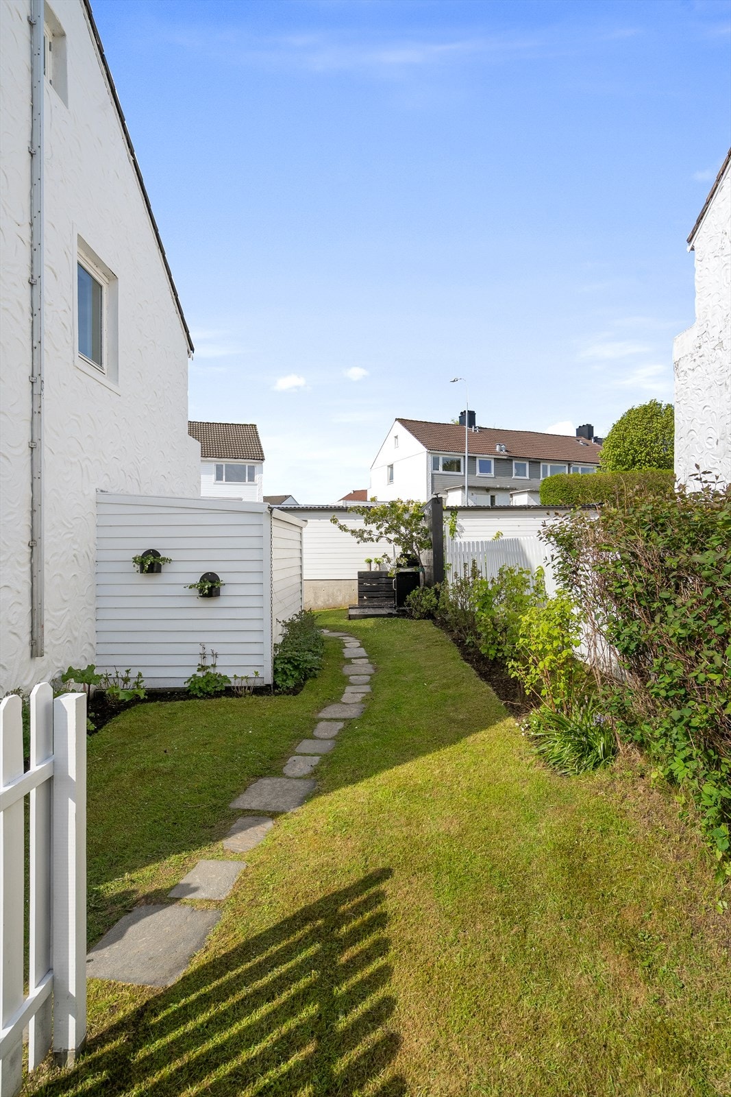 Tomten på sørsiden av boligen er et realsameie med 6C - (gnr. 57/bnr. 1747). Se pkt. tomteforhold og beskrivelse av tomt i salgsoppgaven. Galleribilde